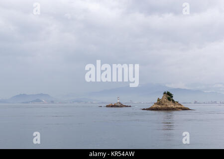 La vista verso Imabari da Oshima Isola, Seto Inland Sea, Giappone Foto Stock