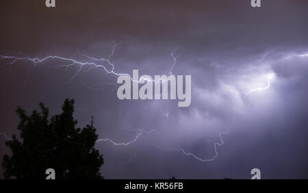 Potente temporale tempesta elettrica Fulmine rilascio di energia Foto Stock