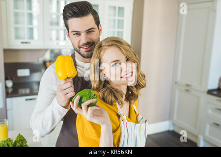 Giovane preparare verdura Foto Stock