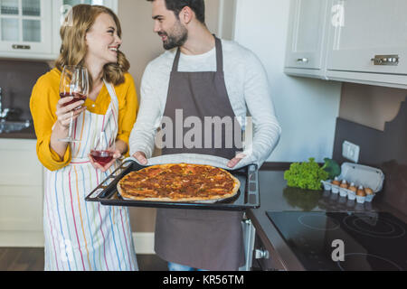 Coppia giovane con un bicchiere di vino Foto Stock