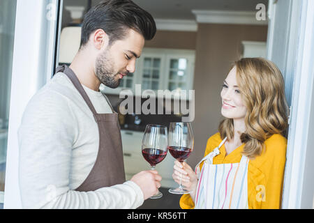 Coppia giovane con un bicchiere di vino Foto Stock