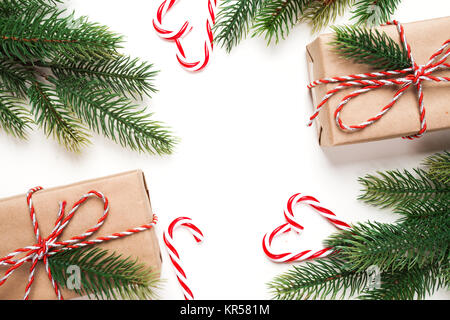 Regalo di natale, albero ed ornamento su sfondo bianco Foto Stock