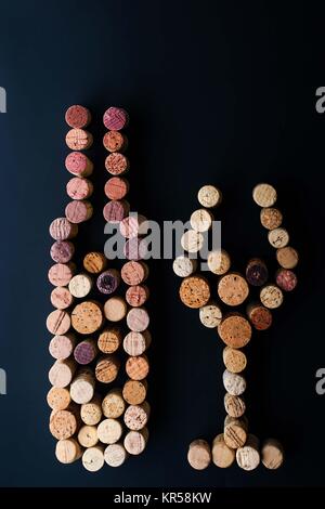 Bottiglia di vino e vetro realizzata da tappi in verticale Foto Stock