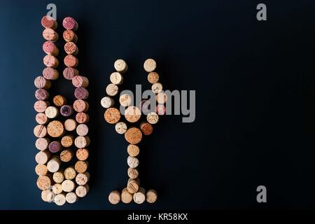 Bottiglia di vino e vetro realizzata da tappi in orizzontale Foto Stock