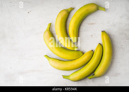 Banane gialle sono previste da una ventola su un tavolo bianco Foto Stock