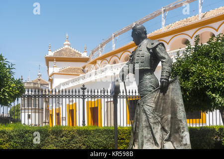 Siviglia,Spagna-agosto 7,2017:statua di un toreador di fronte alla Plaza de toros de la Real Maestranza de Caballería de Sevilla in Spagna durante un soleggiato Foto Stock