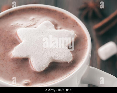 Cioccolata calda con marsmallow a forma di stella Foto Stock