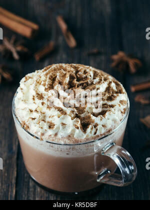 Bicchiere di vetro con cioccolata calda e panna montata Foto Stock