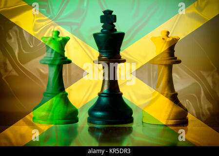 Scacchi pezzi nei colori nero e giallo e verde, simbolico foto Giamaica coalizione, Schachfiguren in den Farben Schwarz, Gelb und Grün, Symbolfoto Foto Stock