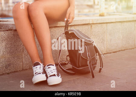 Primo piano della donna gambe in bianco gumshoes Foto Stock