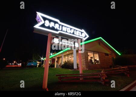 Springfield, Missouri - Luglio 18, 2017. Springfield strada segno di freccia e retrò auto in Best Western Paradiso rampa motel. Famoso motel sulla rotta 66 Foto Stock