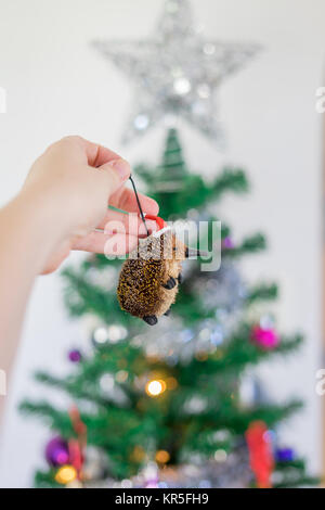 Stretta di mano azienda australiana decorazione di Natale nella parte anteriore dell albero di Natale Foto Stock