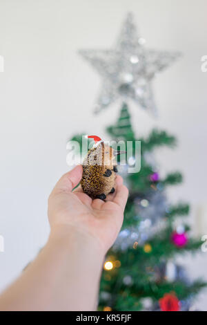 Stretta di mano azienda australiana decorazione di Natale nella parte anteriore dell albero di Natale Foto Stock