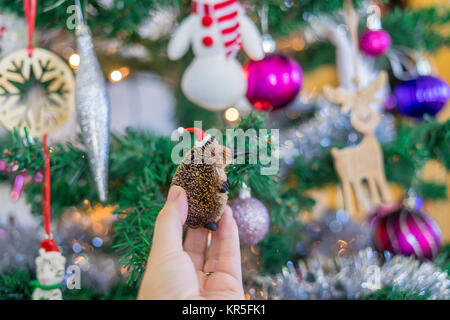 Stretta di mano azienda australiana decorazione di Natale nella parte anteriore dell albero di Natale Foto Stock