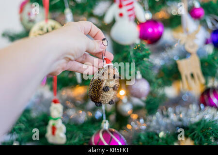 Stretta di mano azienda australiana decorazione di Natale nella parte anteriore dell albero di Natale Foto Stock