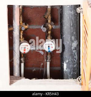 Meccanica metri di acqua su tubazioni in nicchia Foto Stock