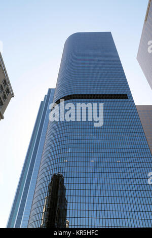 Uno di California Plaza moderno edificio di vetro grattacielo a basso angolo di visione in Bunker Hill downtown Los Angeles, California USA KATHY DEWITT Foto Stock