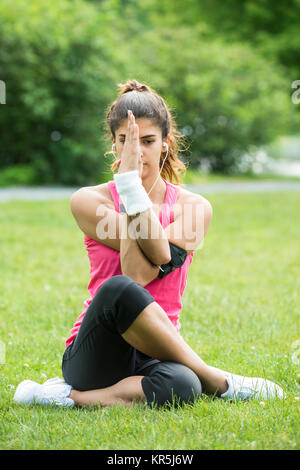 La donna a praticare Yoga Foto Stock