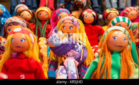 Un'esposizione di bambole di straccio giocattolo realizzate in legno e con un panno colorato e luminoso. bambole di straccio, bambole ripiene, Foto Stock