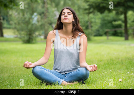 Donna di fare meditazione in posizione di parcheggio Foto Stock