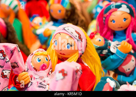 Un'esposizione di bambole di straccio giocattolo realizzate in legno e con un panno colorato e luminoso. bambole di straccio, bambole ripiene, Foto Stock