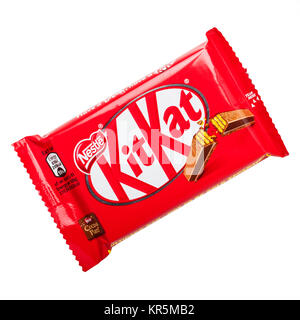 Un Nestle 4 dito KitKat barra di cioccolato su uno sfondo bianco Foto Stock