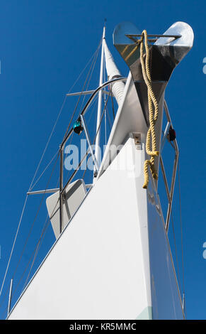 Acciaio bianco prua della nave closeup oltre il cielo blu Foto Stock