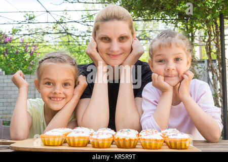 La madre e le sue due figlie hanno preparato i tortini di Pasqua Foto Stock