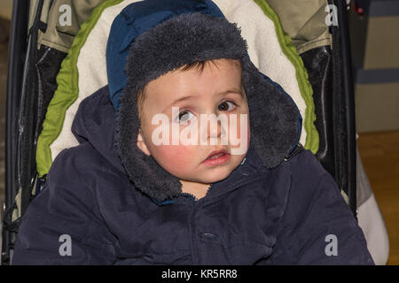 Ritratto toddler in abbigliamento invernale Foto Stock