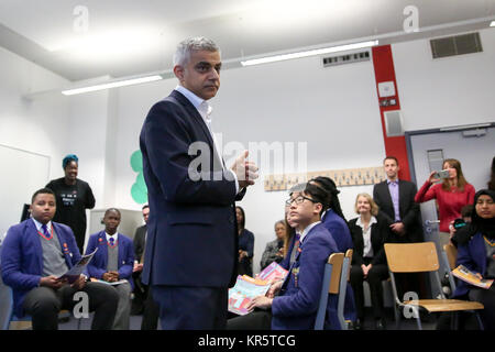 Platanos College di Londra Sud. Londra. Regno Unito 18 dic 2017 - prima del centenario della prima donna nel Regno Unito che fissano il diritto di voto, il sindaco di Londra, Sadiq Khan, svela una campagna per celebrare il ruolo svolto a Londra nel il suffragio femminile campagna, i progressi che sono stati fatti sulla parità delle donne nel corso degli ultimi cento anni e a guidare la parità tra i sessi in tutta la capitale. Il Sindaco si unisce agli studenti da Platanos College di Londra Sud partecipando a un workshop con la Fawcett società circa il lavoro di Millicent Fawcett e il movimento suffragist. Credito: Dinendra Haria/Alamy Live News Foto Stock