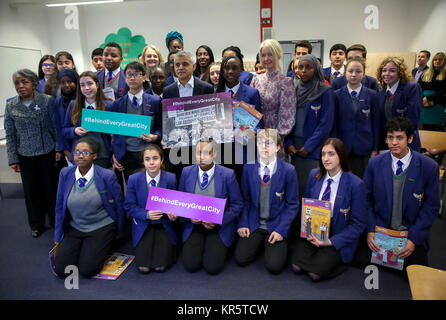 Platanos College di Londra Sud. Londra. Regno Unito 18 dic 2017 - prima del centenario della prima donna nel Regno Unito che fissano il diritto di voto, il sindaco di Londra, Sadiq Khan, svela una campagna per celebrare il ruolo svolto a Londra nel il suffragio femminile campagna, i progressi che sono stati fatti sulla parità delle donne nel corso degli ultimi cento anni e a guidare la parità tra i sessi in tutta la capitale. Il Sindaco si unisce agli studenti da Platanos College di Londra Sud partecipando a un workshop con la Fawcett società circa il lavoro di Millicent Fawcett e il movimento suffragist. Credito: Dinendra Haria/Alamy Live News Foto Stock