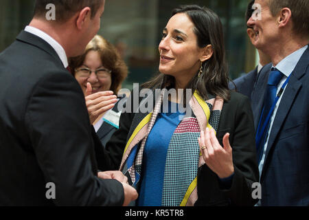 Bruxelles, BXL, Belgio. Xviii Dicembre, 2017. Brune Poirson, Segretario di Stato francese per il ministro per l'ecologico e compreso prima di transizione per la riunione dei ministri dell'energia ha a livello europeo la sede del Consiglio a Bruxelles, in Belgio il 18.12.2017 i ministri dell'UE responsabile per l'energia sono tenuti a firmare una serie di iniziative di punta progettato per incrementare il blocco di sicurezza energetica e uso di fonti di energia rinnovabili. da Wiktor Dabkowski Credito: Wiktor Dabkowski/ZUMA filo/Alamy Live News Foto Stock