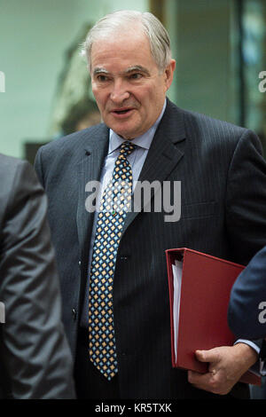 Bruxelles, Belgio. Xviii Dicembre, 2017. British Sottosegretario di Stato parlamentare per il Dipartimento per gli affari, di energia e di strategia industriale Oliver Eden prima per la riunione dei ministri dell'energia ha a livello europeo la sede del Consiglio a Bruxelles, in Belgio il 18.12.2017 i ministri dell'UE responsabile per l'energia sono tenuti a firmare una serie di iniziative di punta progettato per incrementare il blocco di sicurezza energetica e uso di fonti di energia rinnovabili. da Wiktor Dabkowski | Utilizzo di credito in tutto il mondo: dpa/Alamy Live News Foto Stock