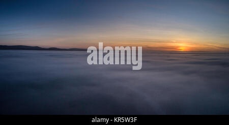 Grande Eccleston, UK. Xviii Dicembre, 2017. Alba sui Pennines, prese da fuco su grandi Eccleston. Credito: Russell Millner/Alamy Live News Foto Stock