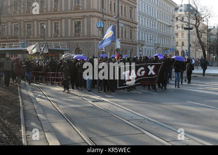 Vienna, Austria. 18 dicembre 2017. Oggi ci sono un totale di nove manifestazioni contro l'inaugurazione del nuovo governo turchese-blu. Banner che dice 'Day X'. Credit: Franz PERC/Alamy Live News Foto Stock