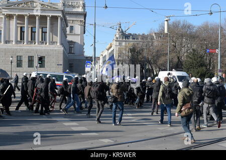 Vienna, Austria. 18 dicembre 2017. Oggi ci sono un totale di nove manifestazioni contro l'inaugurazione del nuovo governo turchese-blu. L'immagine mostra l'operazione di polizia scolpita. Credit: Franz PERC / Alamy Live News Foto Stock
