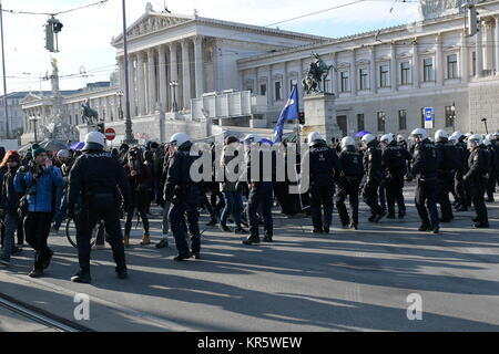 Vienna, Austria. 18 dicembre 2017. Oggi ci sono un totale di nove manifestazioni contro l'inaugurazione del nuovo governo turchese-blu. L'immagine mostra l'operazione di polizia scolpita. Credit: Franz PERC / Alamy Live News Foto Stock