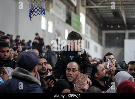 Khan Younis, Striscia di Gaza, Territorio palestinese occupato. Xviii Dicembre, 2017. I viaggiatori di palestinesi sono in attesa per il viaggio permette di attraversare in Egitto attraverso il Rafah border crossing dopo essere stato aperto per tre giorni dalle autorità egiziane per casi umanitari, studenti e residenze, in Khan Younis nel sud della striscia di Gaza. Credito: Ahmad Salem/ZUMA filo/Alamy Live News Foto Stock