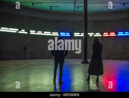 La Tate Modern di Londra, Regno Unito. Il 18 dicembre 2017. Il modo in cui le cose terrene sono in corso 2017, un coinvolgente e multi-installazione canali dall'artista nigeriano Emeka Ogboh, è svelato. Questo lavoro è sul display da 18 dic 2017-4 Feb 2018 per la prima volta nel Regno Unito, il riempimento del sotterraneo vasca est nell'Edificio Blavatnik. Le funzioni di lavoro live-streaming di dati di borsa a scorrere lungo la circonferenza del serbatoio in 25 metri di rosso, verde e LED bianco visualizza. Credito: Malcolm Park editoriale/Alamy Live News Foto Stock