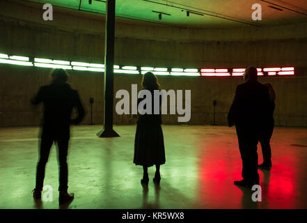 La Tate Modern di Londra, Regno Unito. Il 18 dicembre 2017. Il modo in cui le cose terrene sono in corso 2017, un coinvolgente e multi-installazione canali dall'artista nigeriano Emeka Ogboh, è svelato. Questo lavoro è sul display da 18 dic 2017-4 Feb 2018 per la prima volta nel Regno Unito, il riempimento del sotterraneo vasca est nell'Edificio Blavatnik. Le funzioni di lavoro live-streaming di dati di borsa a scorrere lungo la circonferenza del serbatoio in 25 metri di rosso, verde e LED bianco visualizza. Credito: Malcolm Park editoriale/Alamy Live News Foto Stock