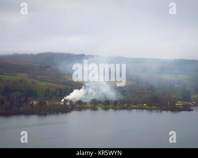 Balloch, Loch Lomond Regno Unito 18 dicembre 2017. Il 5 stelle Cameron House Hotel continua a bruciare senza fiamma 6 ore dopo l'incendio scoppiato uccidendo almeno una persona. Alan credito Oliver / Alamy Live News Foto Stock