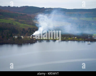 Balloch, Loch Lomond Regno Unito 18 dicembre 2017. Il 5 stelle Cameron House Hotel continua a bruciare senza fiamma 6 ore dopo l'incendio scoppiato uccidendo almeno una persona. Alan credito Oliver / Alamy Live News Foto Stock