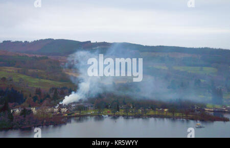 Balloch, Loch Lomond Regno Unito 18 dicembre 2017. Il 5 stelle Cameron House Hotel continua a bruciare senza fiamma 6 ore dopo l'incendio scoppiato uccidendo almeno una persona. Alan credito Oliver / Alamy Live News Foto Stock