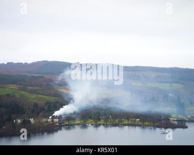 Balloch, Loch Lomond Regno Unito 18 dicembre 2017. Il 5 stelle Cameron House Hotel continua a bruciare senza fiamma 6 ore dopo l'incendio scoppiato uccidendo almeno una persona. Alan credito Oliver / Alamy Live News Foto Stock