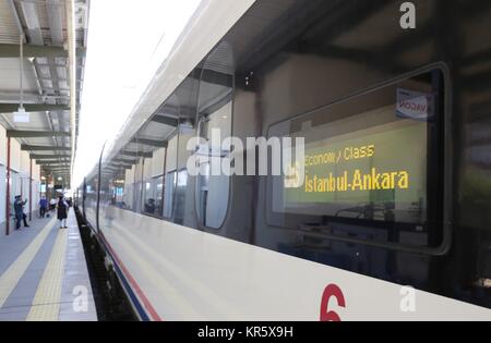 Pechino, Cina. 30 apr, 2017. Foto realizzata il 30 aprile 2017 illustra un treno ad alta velocità da Ankara a Istanbul alla Stazione di Istanbul, in Turchia. In questi ultimi anni un numero della Cina le innovazioni tecnologiche sono state rendendo la loro si muove nel mondo. Tra di essi, Dockless biciclette condiviso ad alta velocità ferroviaria Alipay, e l'E-commerce spiccano con una reputazione della Cina le "quattro grandi nuove invenzioni' in tempi moderni, che hanno reso la vita quotidiana dei cittadini più e più conveniente. Credito: Qin Yanyang/Xinhua/Alamy Live News Foto Stock