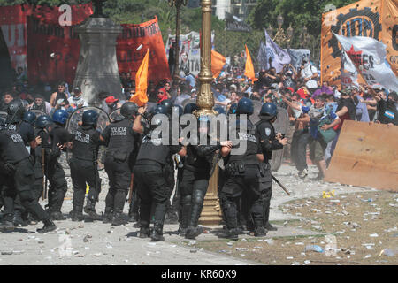 Buenos Aires, Argentina. Xviii Dicembre, 2018. BUENOS AIRES, 18.12.2017: i dintorni del Congresso della nazione, si tratta di un campo di battaglia tra manifestanti e forze di sicurezza, durante la sessione per la riforma del sistema pensionistico che viene discusso nella Camera dei Deputati il lunedì in Argentina. ( Credito: Néstor J. Beremblum/Alamy Live News Foto Stock