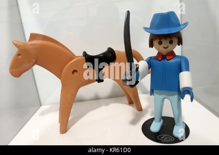 18 dicembre 2017 - 19 dicembre 2017 Malaga. Esso è mostrato fino a gennaio 12 nelle due sale espositive dell'archivio comunale. Il Mingorance sale espositive dell'Archivio Comunale mostra una mostra di scatti di Playmobil in rappresentanza di quattro diversi temi, costituito da tante diorami, tra cui; la Alcazaba ''periodo arabo", città contemporanea a Natale, Babbo Natale casa officina in Lapponia e Betlemme.Un totale di 3.000 figure e alcuni 20.000 pezzi distribuiti tra gli accessori, gli alberi e le decorazioni sono state utilizzate. Ogni diorama ha una media di circa 150 ore o Foto Stock