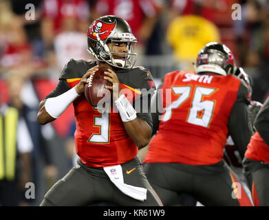 Tampa, Florida, Stati Uniti d'America. Xviii Dicembre, 2017. MONICA HERNDON | Orari.Tampa Bay Buccaneers quarterback Jameis Winston (3) scende di nuovo a passare durante il primo trimestre contro i falchi di Atlanta a Tampa, Florida il Lunedi, Dicembre 18, 2017. Credito: Monica Herndon/Tampa Bay volte/ZUMA filo/Alamy Live News Foto Stock