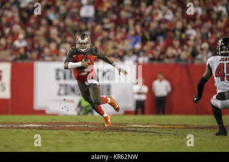 Tampa, Florida, Stati Uniti d'America. Dicembre 18, 2017 - Tampa Bay Buccaneers quarterback Jameis Winston (3) porta la palla durante la partita contro i falchi di Atlanta lunedì 18 dicembre 2017 presso Raymond James Stadium di Tampa, Florida. Credito: Travis Pendergrass/ZUMA filo/Alamy Live News Foto Stock