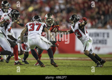 Tampa, Florida, Stati Uniti d'America. Dicembre 18, 2017 - Tampa Bay Buccaneers running back Peyton Barbiere (25) porta la sfera per un primo verso il basso durante la partita contro i falchi di Atlanta lunedì 18 dicembre 2017 presso Raymond James Stadium di Tampa, Florida. Credito: Travis Pendergrass/ZUMA filo/Alamy Live News Foto Stock